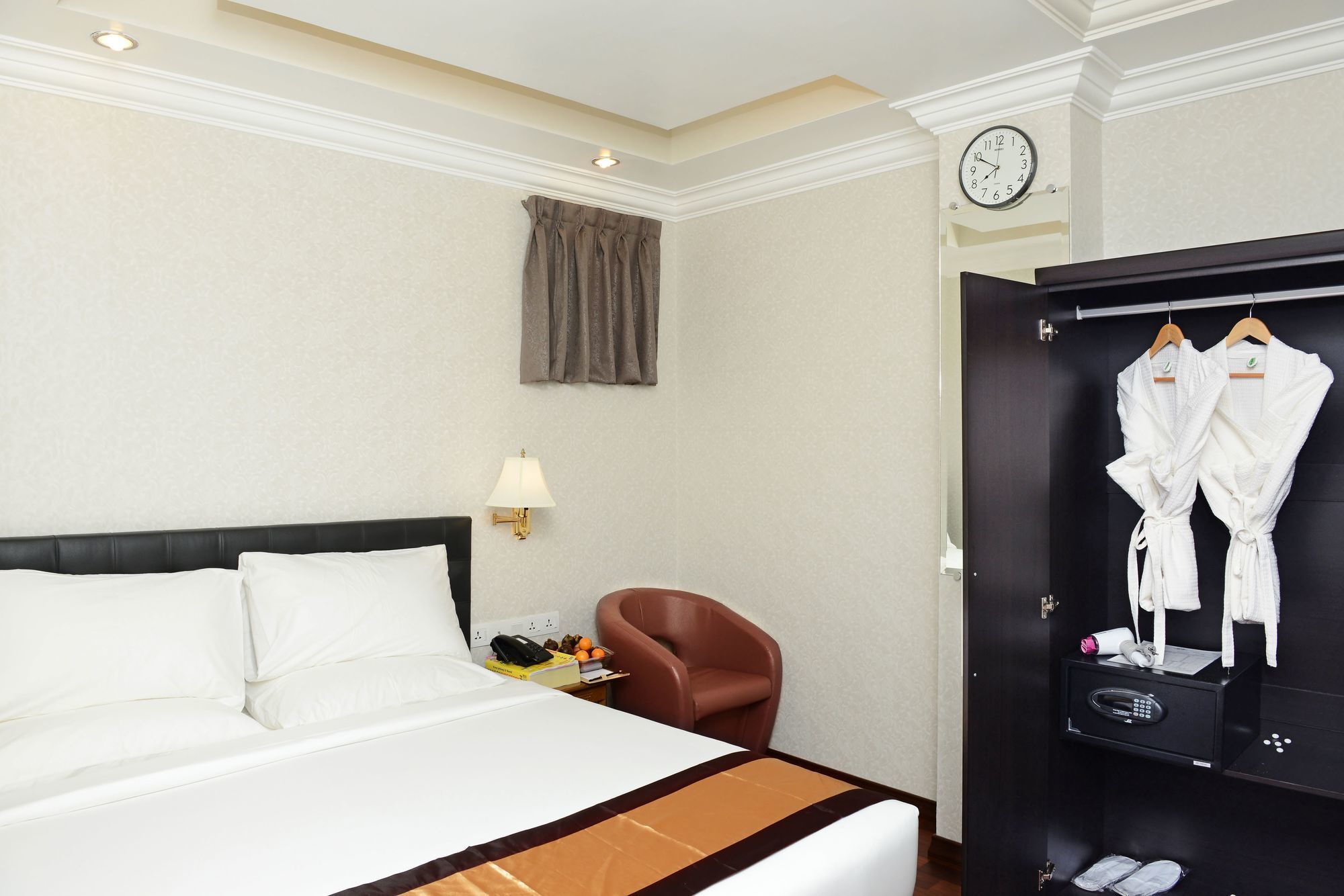 Hotel Bond Янгон Екстериор снимка